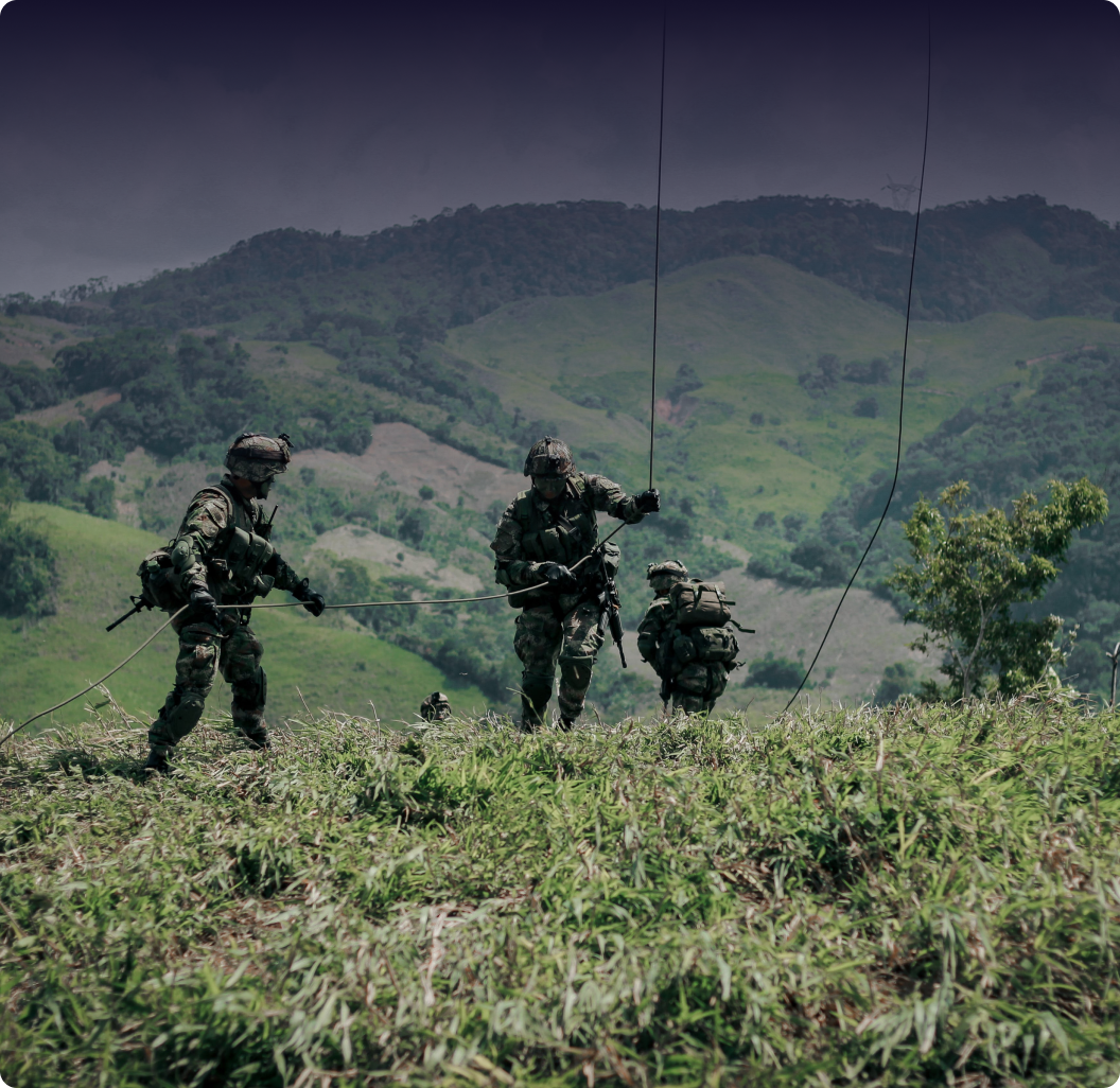 Agents sur le terrain avec équipements militaires